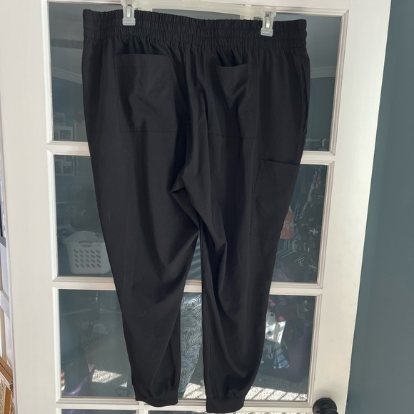 Black scrub set, includes top and bottoms - Picture 14 of 16